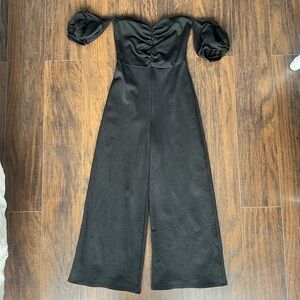 Black wide leg / cropped ankle jumpsuit!